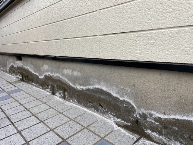 住宅基礎の外側に発生したエフロレッセンス(白華現象)