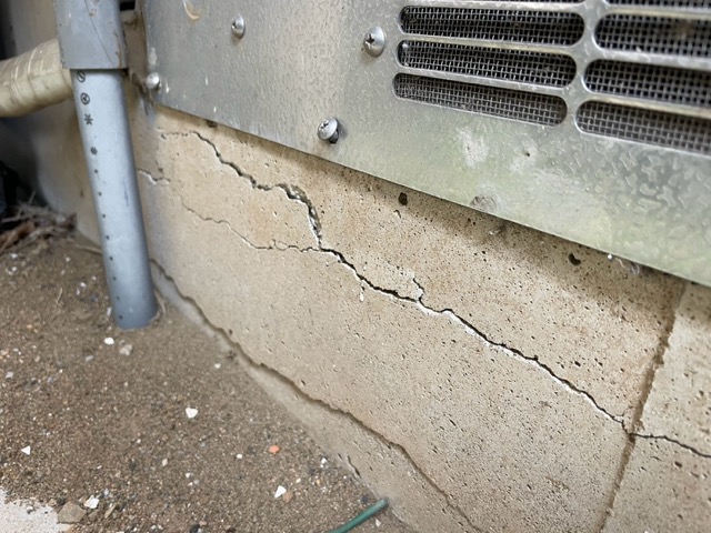 住宅基礎に水平(横方向)に発生した危険なひび割れ(クラック)